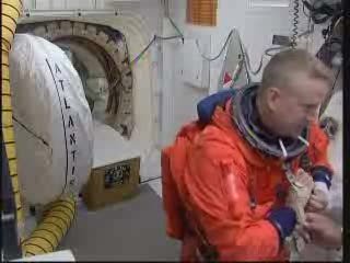 O Comandante Kenneth Todd Ham prepara-se para entrar no Atlantis