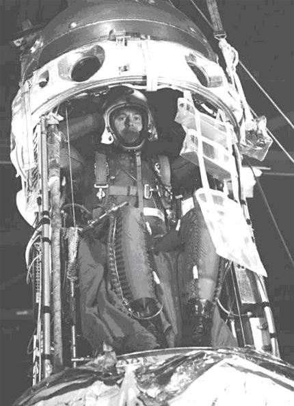 Manhigh 04 - O Tenente Clifton McClure a 8 de Outubro de 1958 antes de iniciar a terceira e última missão do projecto Manhigh