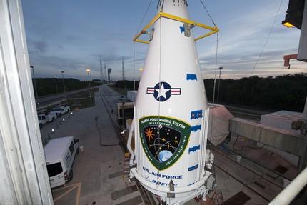 GPS IIF-12 lift and mate to Atlas V booster at Pad 41.
