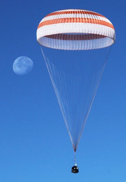 A Russian Soyuz TMA-21 space capsule descends about 150 km south-east of the Kazakh town of Dzhezkazgan, Kazakhstan,16 September 2011. The Soyuz capsule carrying U.S. astronaut Ron Garan and two Russian cosmonauts Andrey  Borisenko and Alexander Samokutyayev safely returned to Earth in the Kazakh steppe on 16 September.
