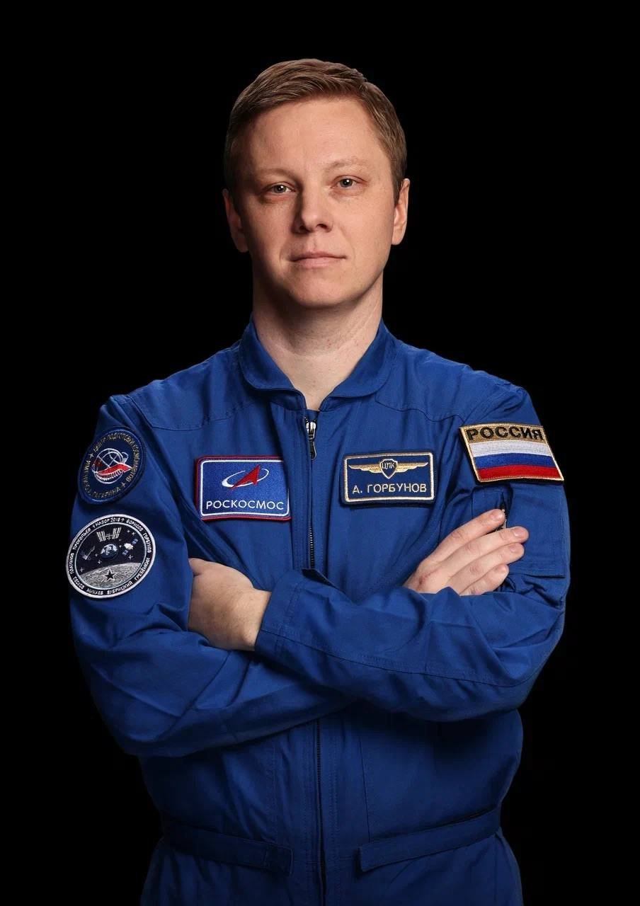 Vladimir Putin condecora o cosmonauta Alexander Gorbunov com a Estrela de Ouro de Herói da Rússia