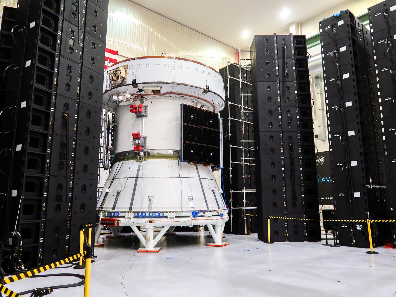 Módulo de Serviço Europeu na discoteca espacial