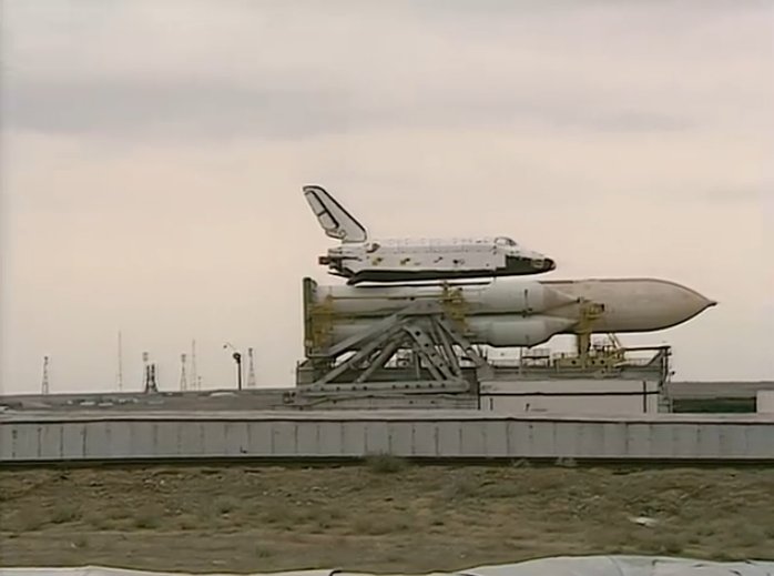Vídeo do transporte do segundo vaivém espacial soviético para a plataforma de lançamento