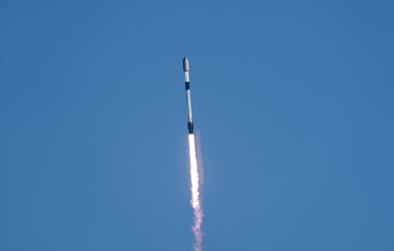 Missão Starlink G17-38 lançada desde Vandenberg