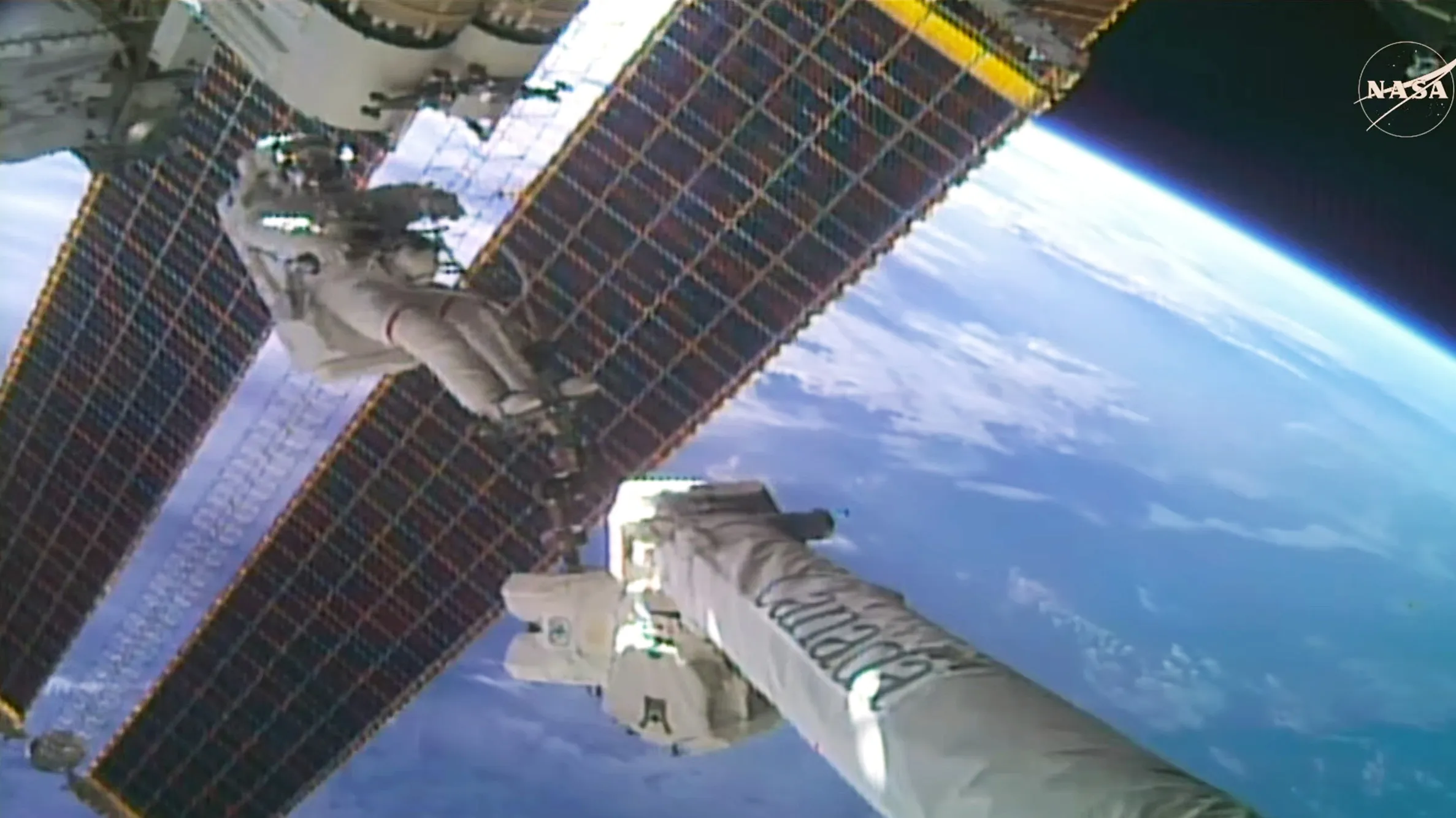 Astronautas realizam 100.ª actividade extraveícular norte-americana a partir da ISS