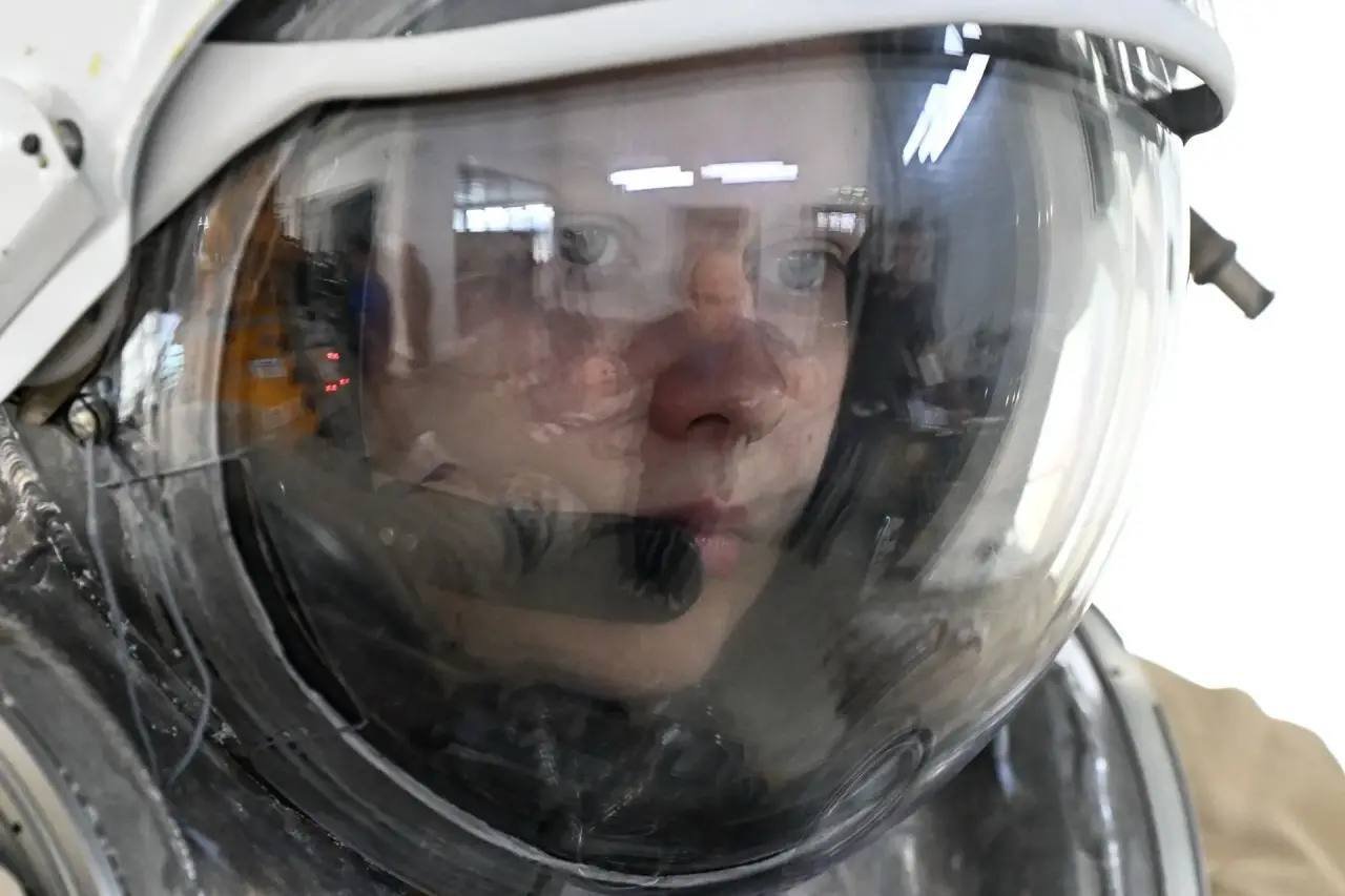Os candidatos a cosmonauta da Roscosmos, Vladimir Vorozhko e Anastasia Meremkulova, realizaram, pela primeira vez, operações padrão num laboratório de flutuabilidade neutra