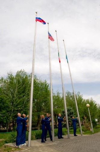 Soyuz TMA-09M icar bandeiras